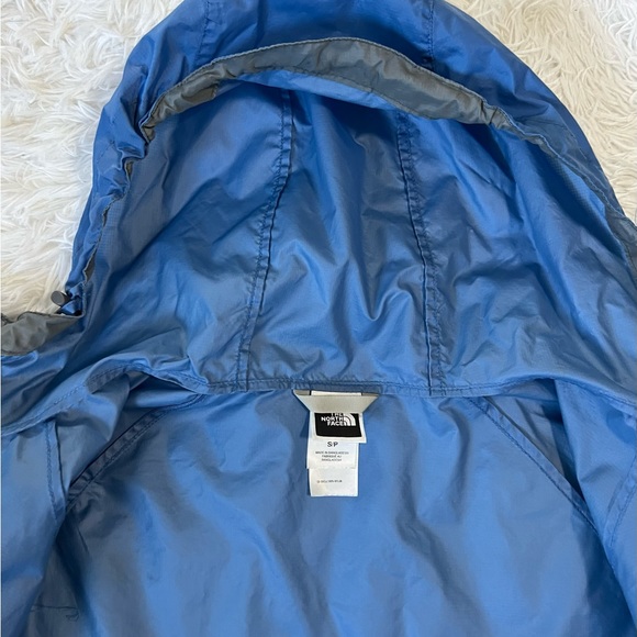 The North Face Lightweight Rain Jacket - Picture 6 of 9